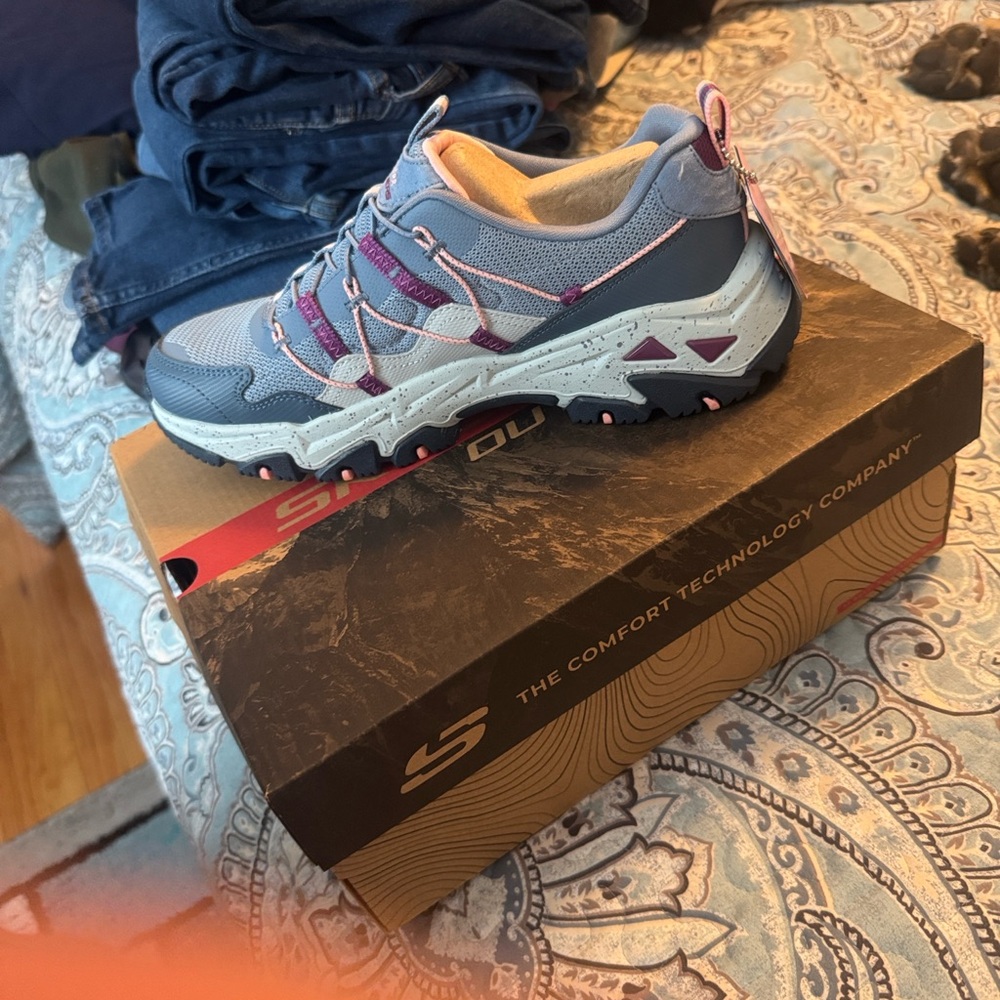 Skechers Women's Blue and Purple Athletic Shoes size 7.5 Brand Nee